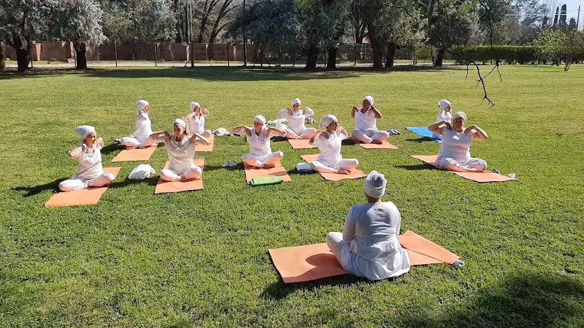 Ashram Luj&aacute;n &ndash; Caminos Al Infinito &ndash; Sikh Dharma &ndash; Kundalini Yoga y Meditaci&oacute;n &ndash; Retiros &ndash; Constelaciones con Caballos