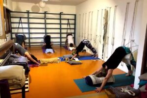 Clases de Yoga Iyengar en Flores “ATHA YOGA ESTUDIO IYENGAR”- Profesores certificados