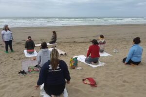 Phawaypi Atoq Yoga en la playa