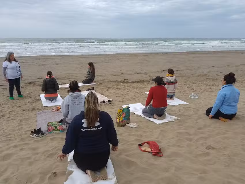 Phawaypi Atoq Yoga en la playa